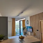 아파트 Elegant With Balcony Near Center *