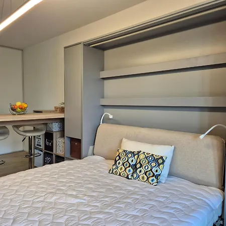 Elegant With Balcony Near Center 아파트 프라하