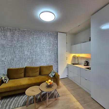 Elegant With Balcony Near Center 아파트 *